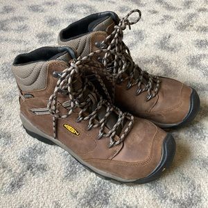 New Keen hiking boots, women’s 10